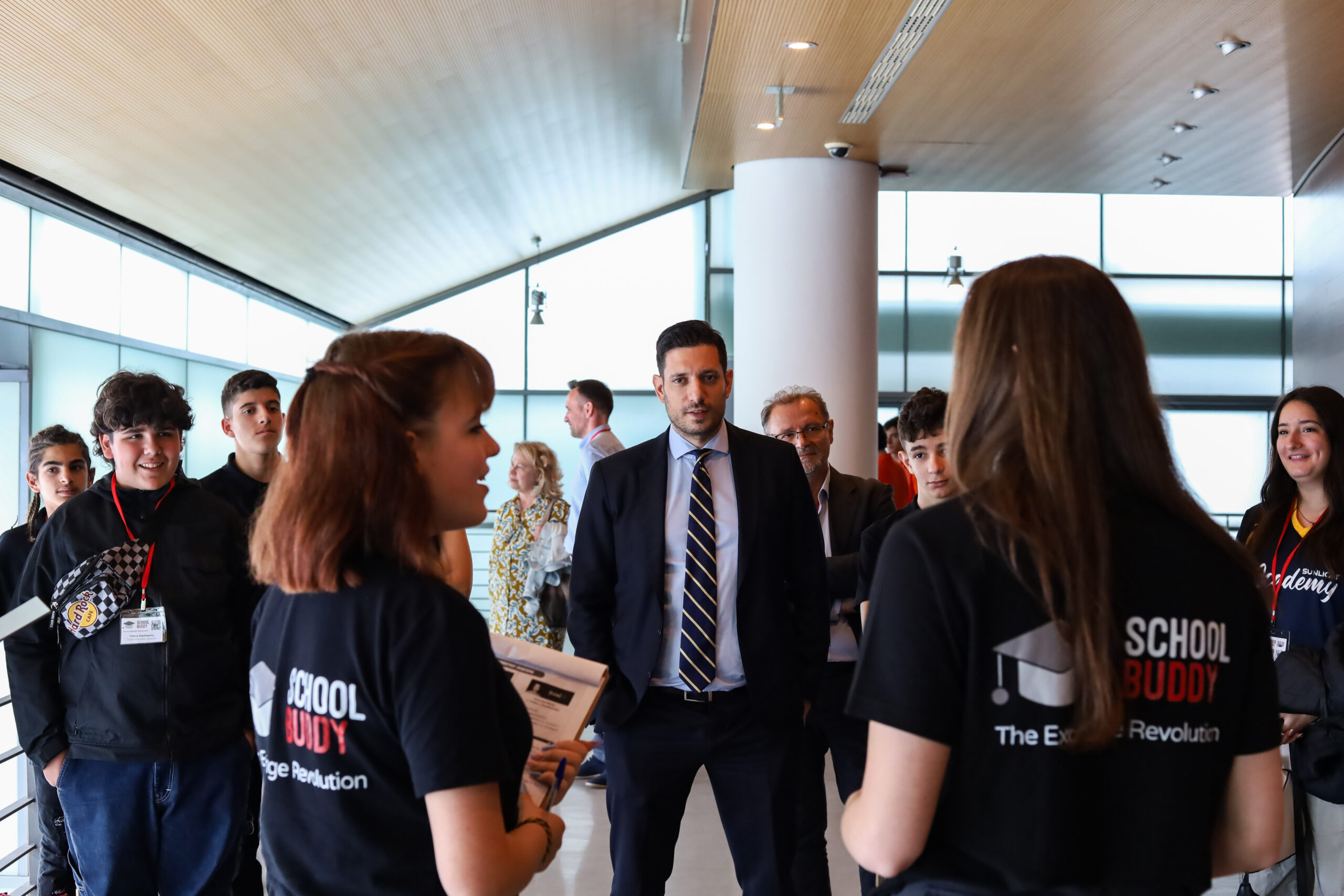 Ο Υφυπουργός Ψηφιακής Διακυβέρνησης, Κωνσταντίνος Κυρανάκης με την ομάδα του School Buddy