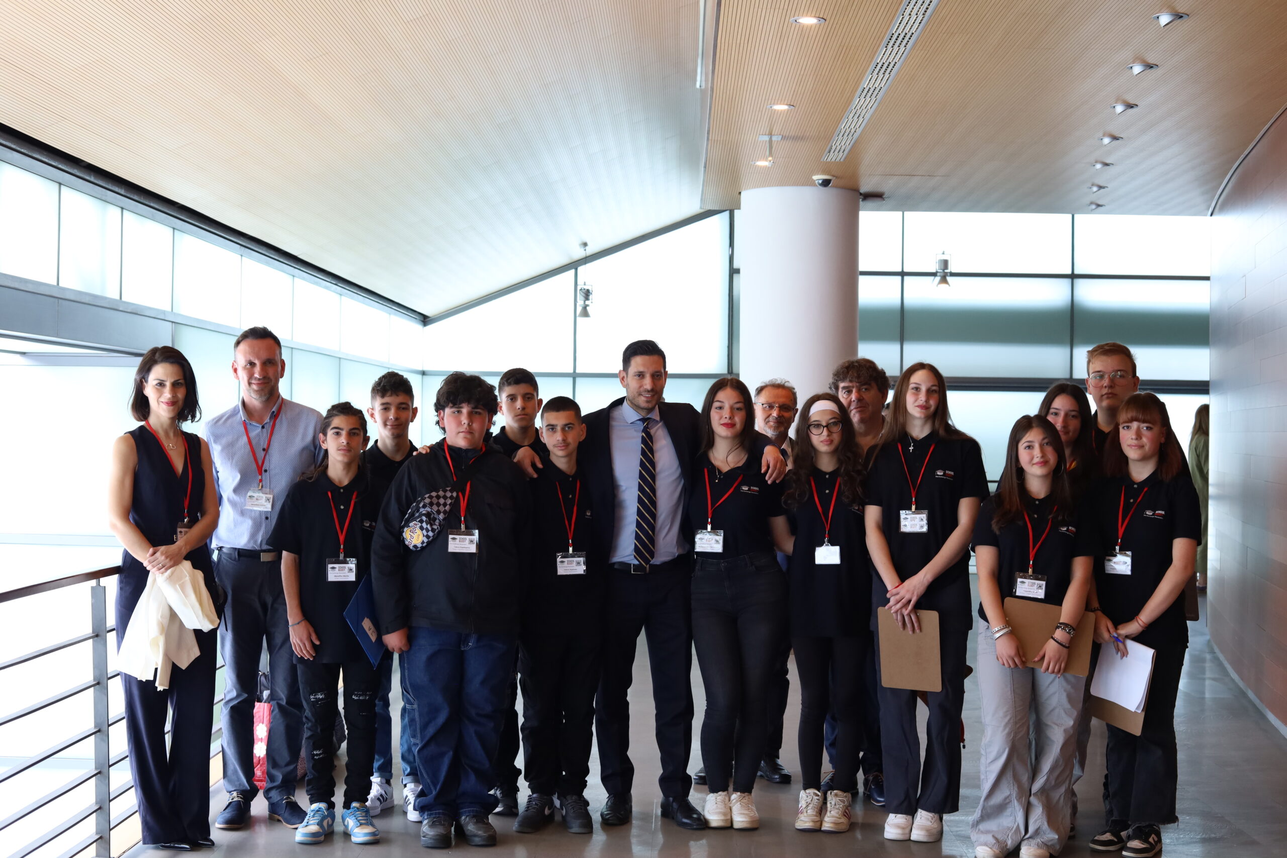 Ο Υφυπουργός Ψηφιακής Διακυβέρνησης, Κωνσταντίνος Κυρανάκης με την ομάδα του School Buddy